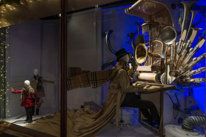 Weihnachts-Schaufensterdekoration von Burberry und Harrods, London – Großbritannien