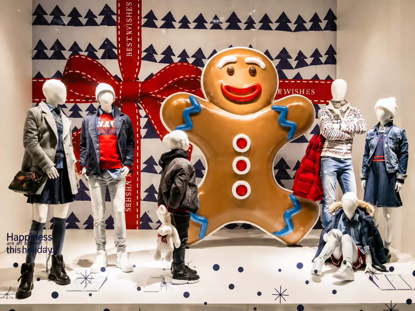 Arten der Schaufensterauslage und wie man Schaufensterpuppen für das Bekleidungsgeschäft auswählt